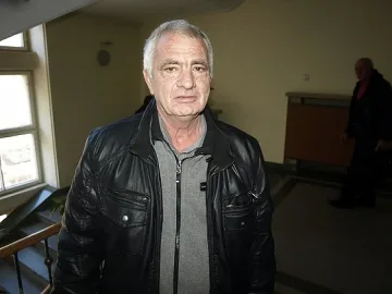 Кметът с лотарията гледа пчели и внуци