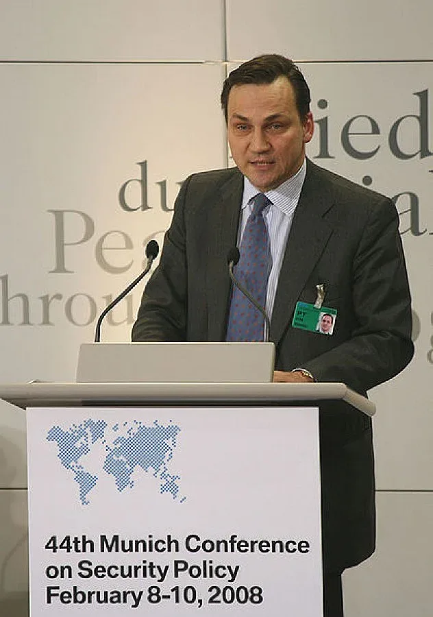 Полша иска Шикорски да замени Аштън