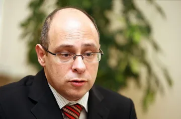 Стимулират бизнеса да се грижи за болни и бедни