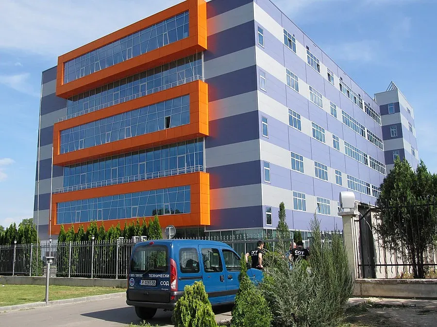 Гръмнал трафопост прати трима в болница 