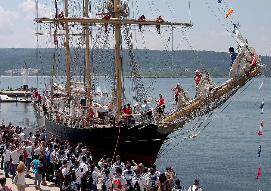 Оркестър и кмет посрещат ветроходите от "Тол Шипс"