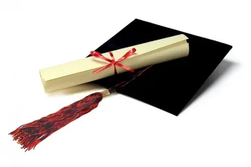 Пернишкият бълва дипломи на конвейр