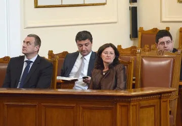 След 5 часа дебати вотът на недоверие бе отложен за петък