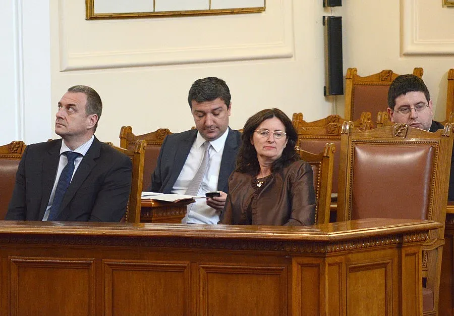 След 5 часа дебати вотът на недоверие бе отложен за петък