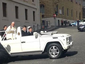 Папа Франциск дари Орешарски с мастилница