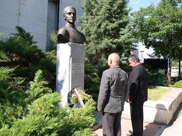 Венци и цветя в памет на Македончето
