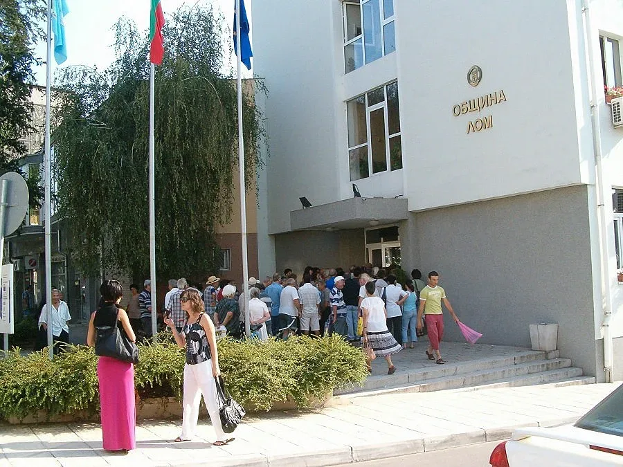 Мъж от Лом се закани да се запали в сградата на общината