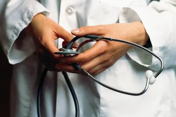 Пациент заби юмрук в лицето на лекар