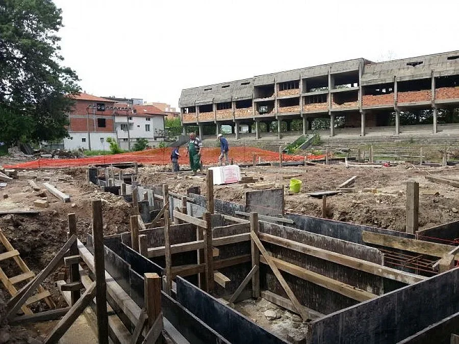 Обновяват залата в Момчилград
