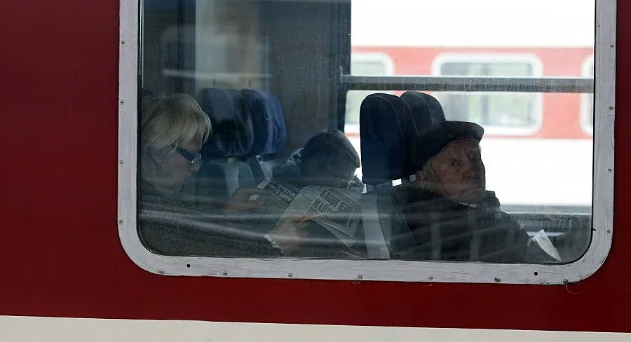 Авария спря влаковете Бургас-София за 4 часа