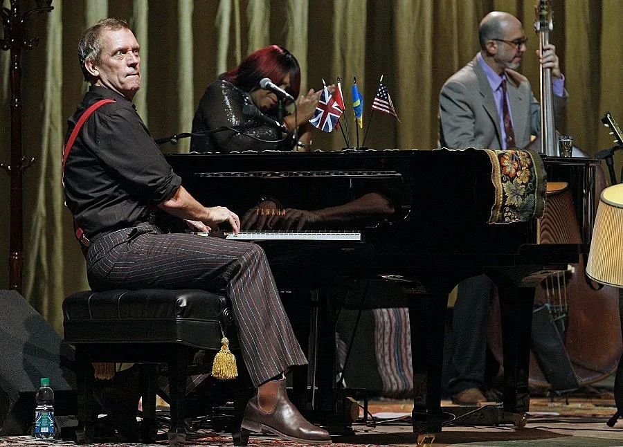 Хю Лори ни омайва от сцената с прекрасни певици