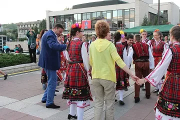 Кмет игра хоро с Ансамбъл „Пирин”