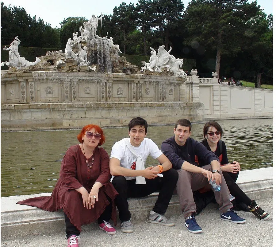 Нина води новите в Русия и Япония