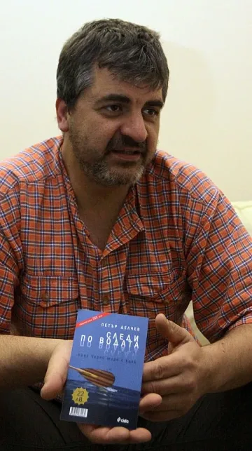 Писател пресича с каяк Черно море