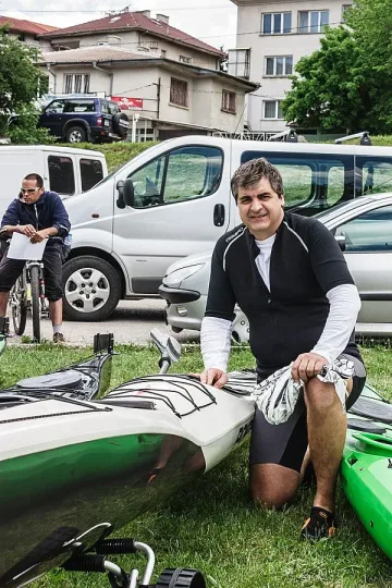 Писател пресича с каяк Черно море