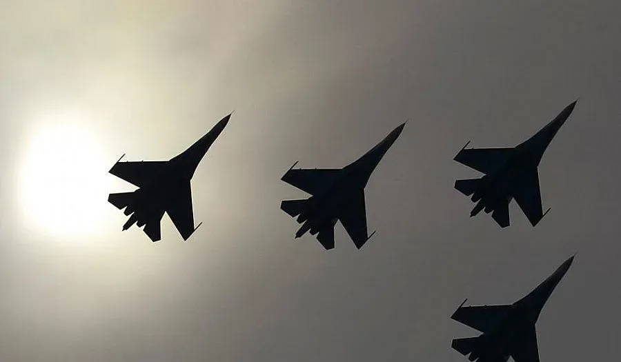 Украински самолети обстрелват превзетото летище в Донецк