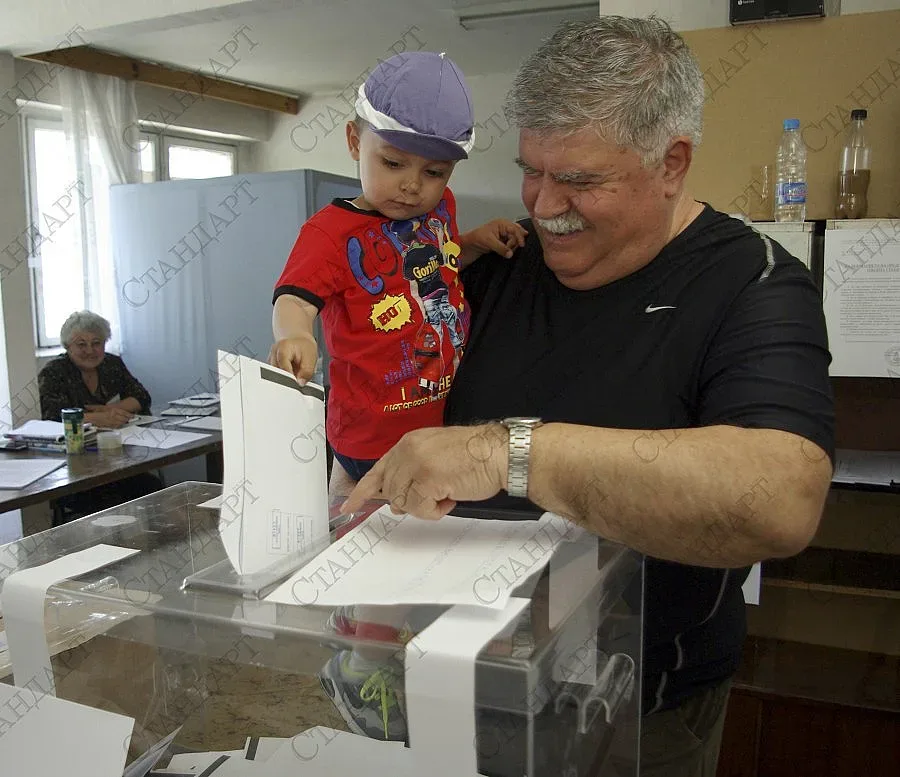 ЦИК: ГЕРБ - 30.47%, БСП - 19.05%, при 97.5% обработени протоколи