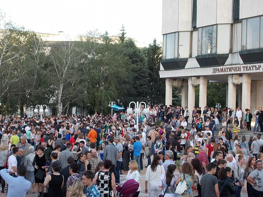 Абитуриентските балове взеха връх над вота в Добрич