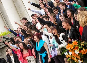 16 абитуриенти 2 ч. в асансьор на бала