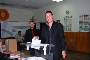 Абитуриенти гласуваха с костюмите от бала