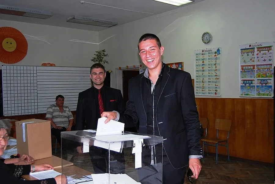 Абитуриенти гласуваха с костюмите от бала