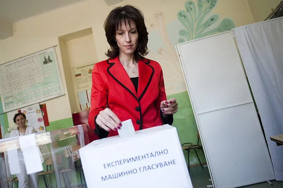  Нейкова: Машинното гласуване става бързо и лесно