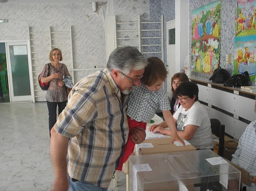 Казанлъчни – в розовите градини вместо пред урните