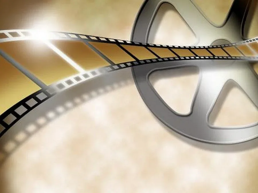 „На всеки километър" води в кинокласацията по обед