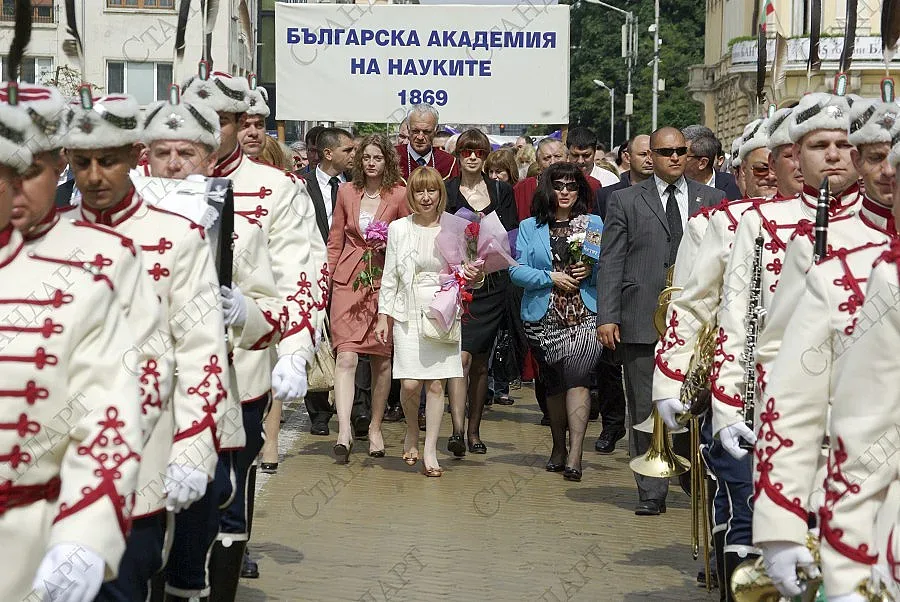 Разследват теча на матурите (ОБЗОР)