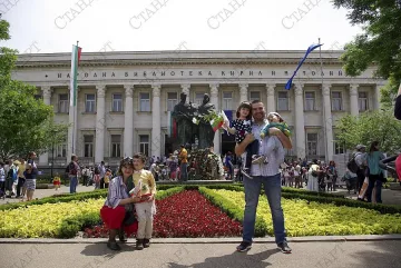 Слънце с облаци и дъжд и следобед на 25 май