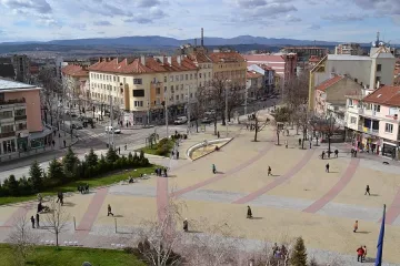  Атракционно влакче вози гостите за Празника на розата