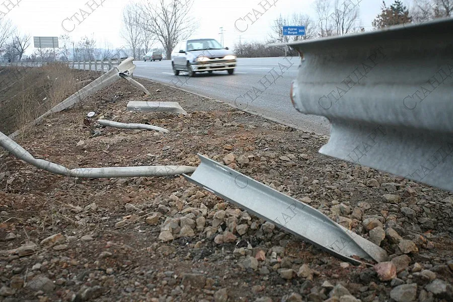 Ремонтират 10 км от  Ботевградско 