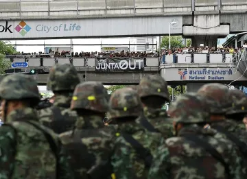 Армията арестува бившия премиер на Тайланд