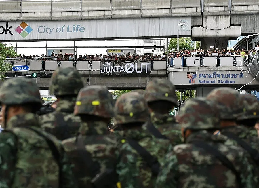 Армията арестува бившия премиер на Тайланд