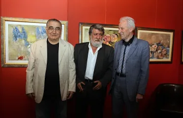 Вежди се обясни в любов с цветя