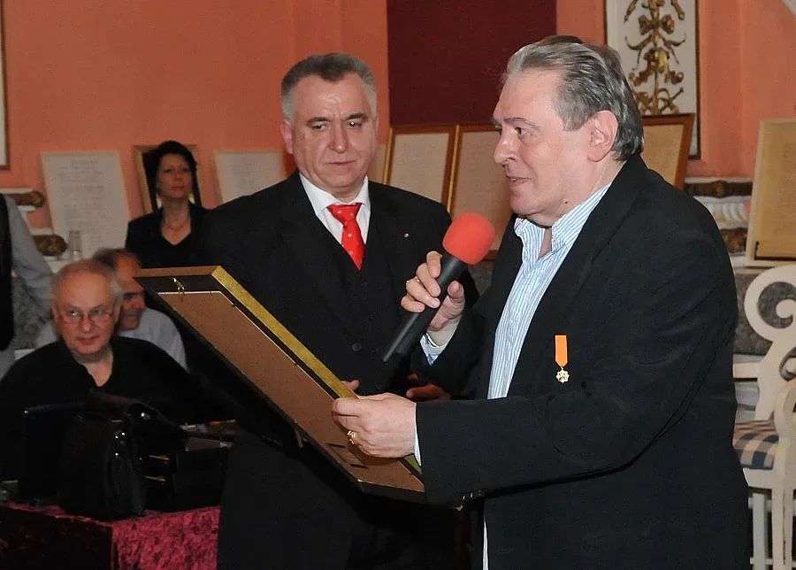 Търг за стихове нажежи Военния клуб