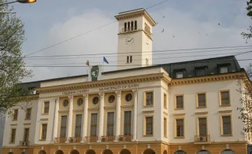 Кмет си прави снимки с отличници и ги подарява