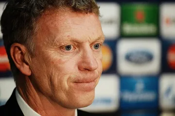 Дейвид Мойс ударил с бутилка човек в бар 