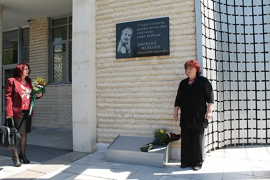 Десетки се поклониха пред паметта на Джовани Фалконе