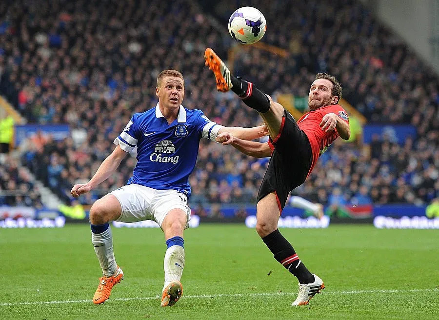 Юнайтед иска полузащитник на Евертън 