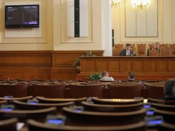 Липса на кворум провали извънредното заседание