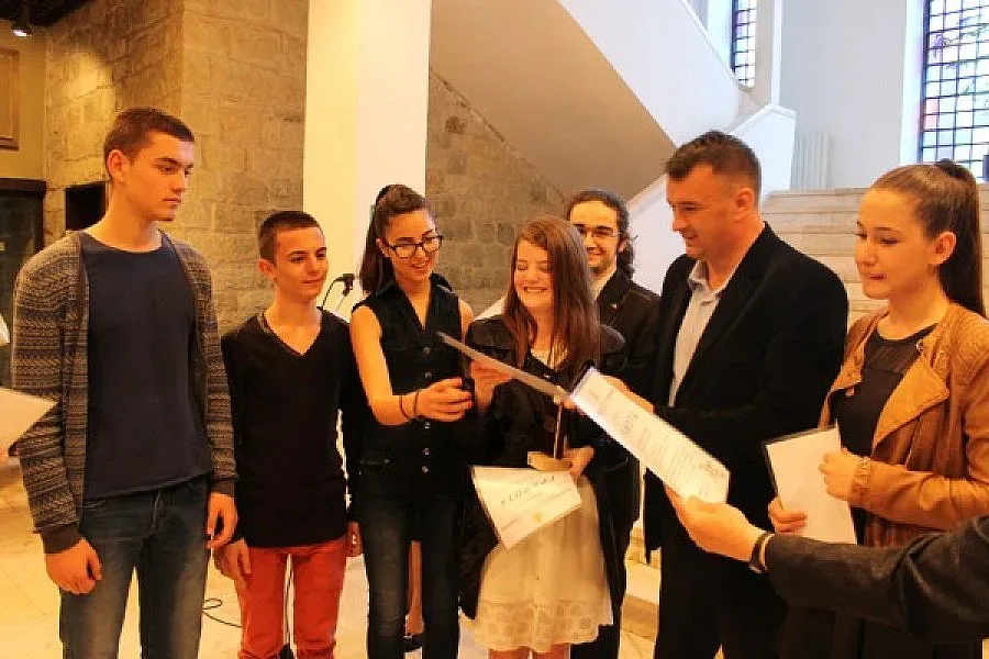 Бисер Николов отличи изявени ученици, преподаватели и творци за 24 май