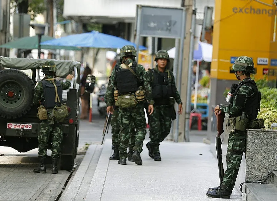 Тайландската армия привика над 100 политически лица в щаба си