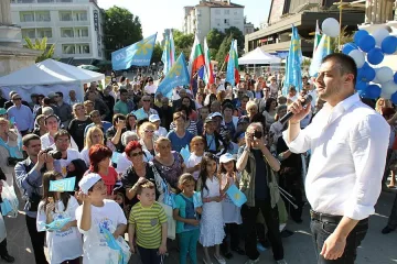 Бареков изпя химна с Деси Добрева