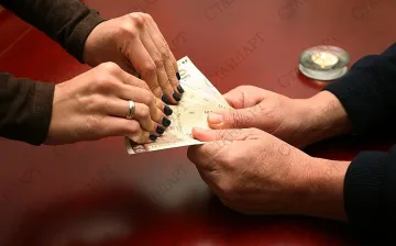 Данъчни дебнат по баловете за скрити обороти