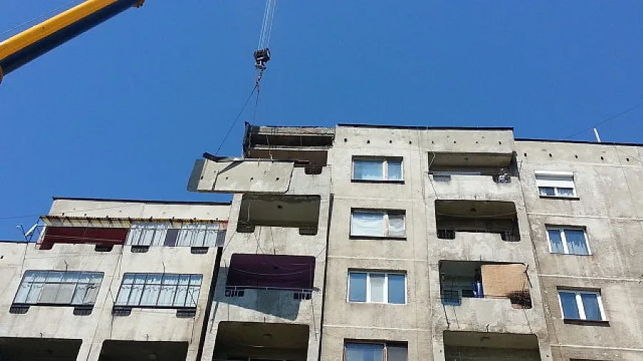 Панел от жилищен блок в Лом се отцепи