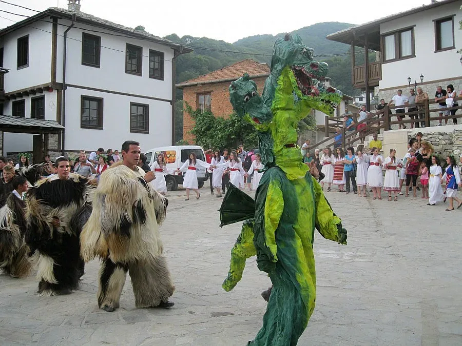 Македонци и гърци гледат как змей краде мома в Делчево