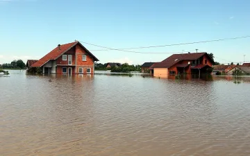 ОБЗОР: Нови евакуации и още жертви на Балканите