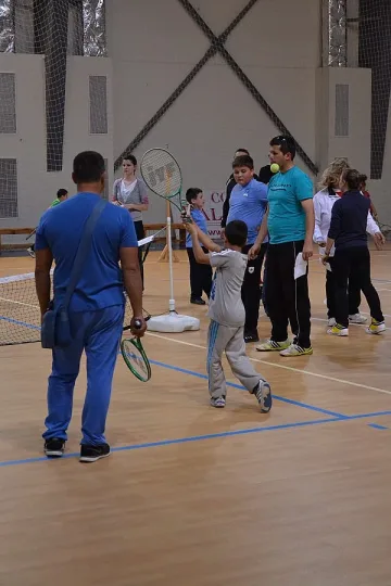 Деца и родители в битка на тенис корта