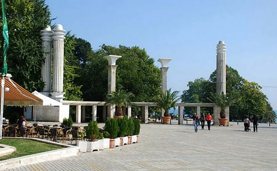 Лъскат входа на Морската градина за лятото